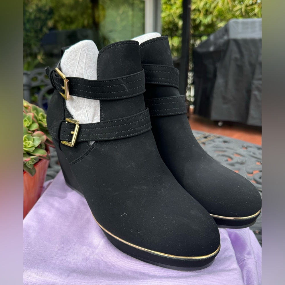 •NWOT Andiamo Black Booties Suede Microfiber Wedge, Inside Zip, Ankle Boot 9.5M
